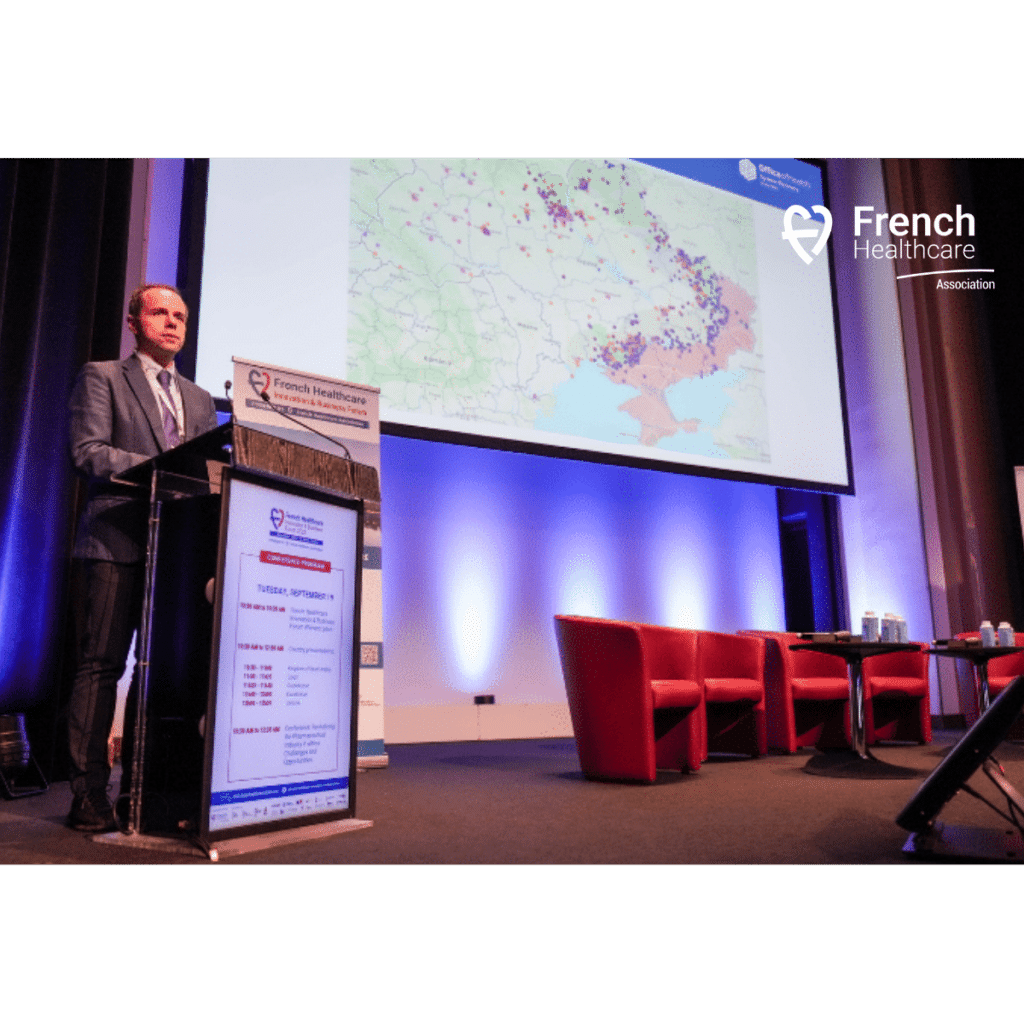 Photographie d'un responsable sanitaire ukrainien sur scène lors du french healthcare innovation & business forum en septembre 2023.