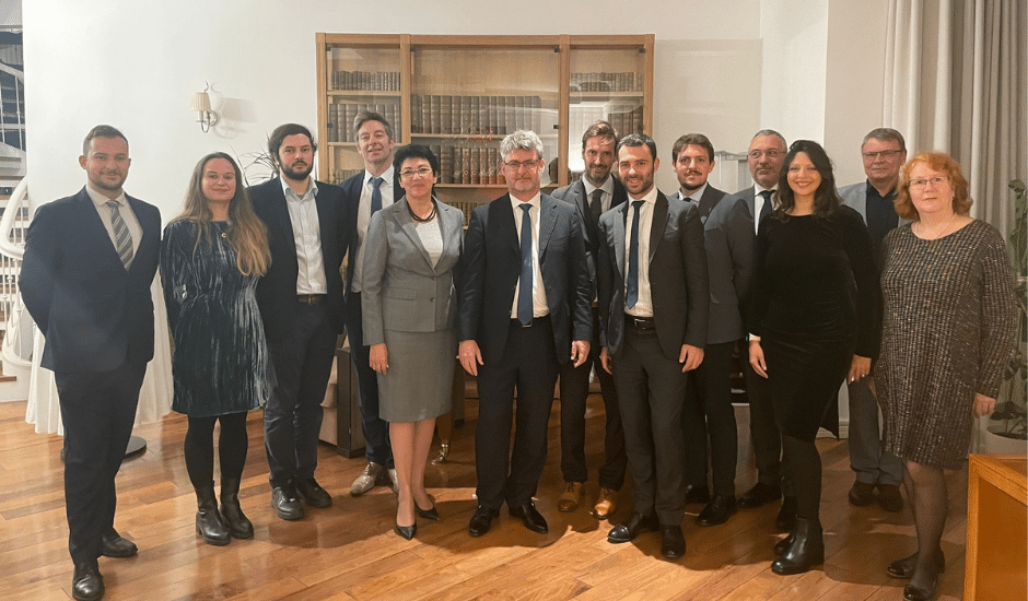 Photographie des invités ukrainiens et français à la sauterie de l'ambassadeur