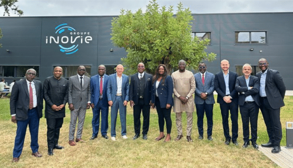 Photographie des participants à la signature du partenariat entre la MUGEF-CI et le groupe Inovi